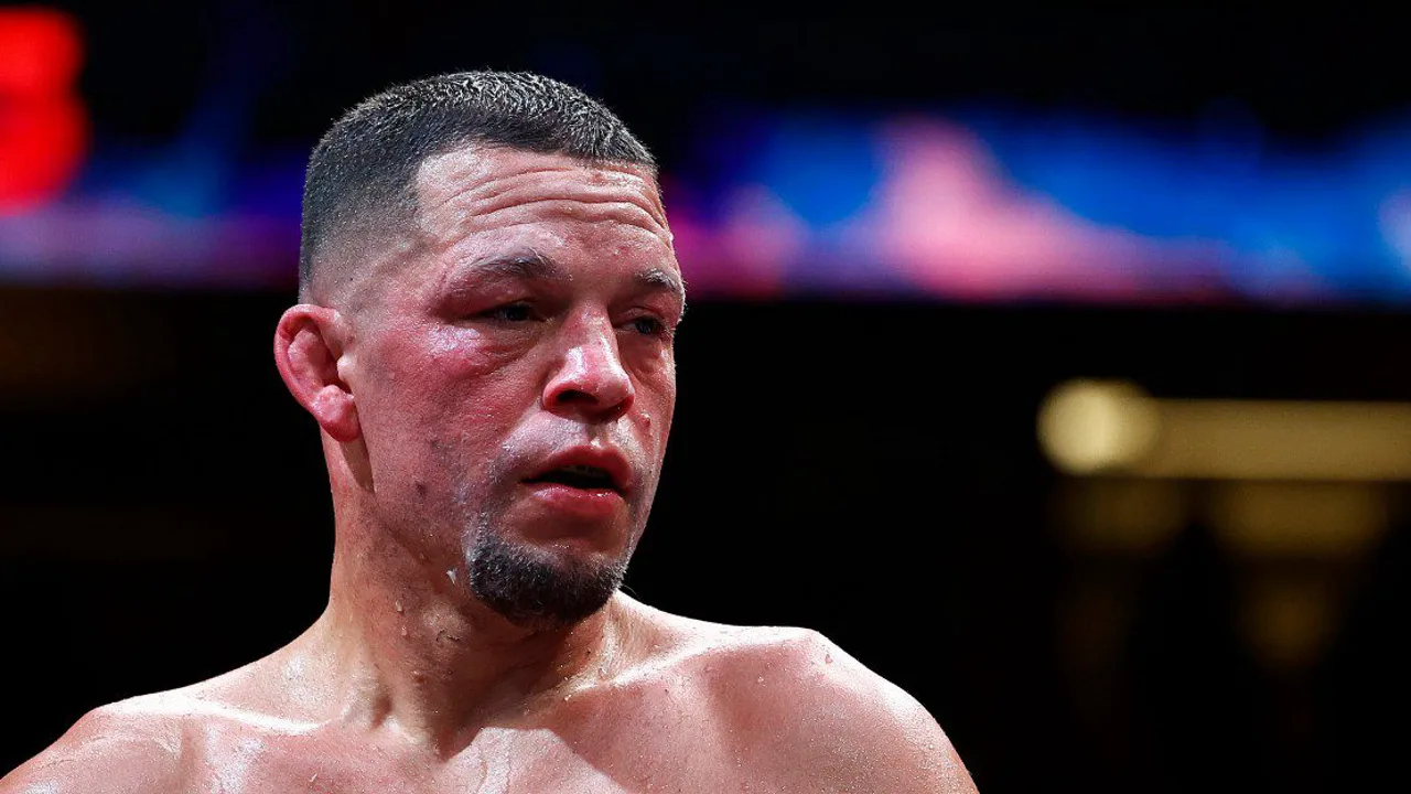 Nate Diaz e Mike Perry se encaram no cage do Intuit Dome em Inglewood durante o MVP MMA 1 na Netflix