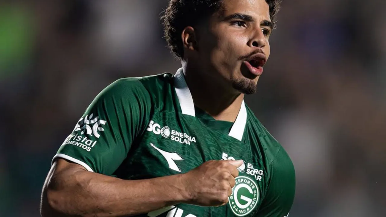 Artur Jorge no banco de reservas do Cruzeiro durante partida no Mineirão, observando o campo com expressão concentrada