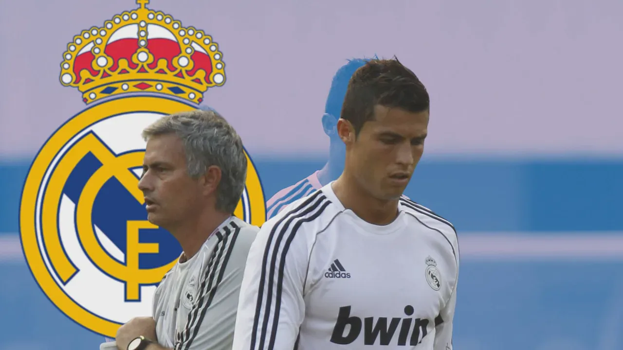 José Mourinho gesticulando à beira do campo com o uniforme do Real Madrid no Santiago Bernabéu