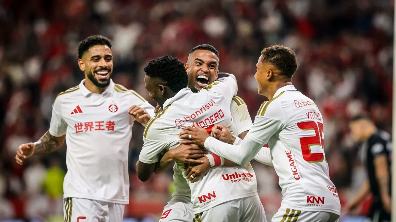 Tony Andersson, treinador sueco do Lyon, na beira do campo durante partida da Ligue 1 em 2026
