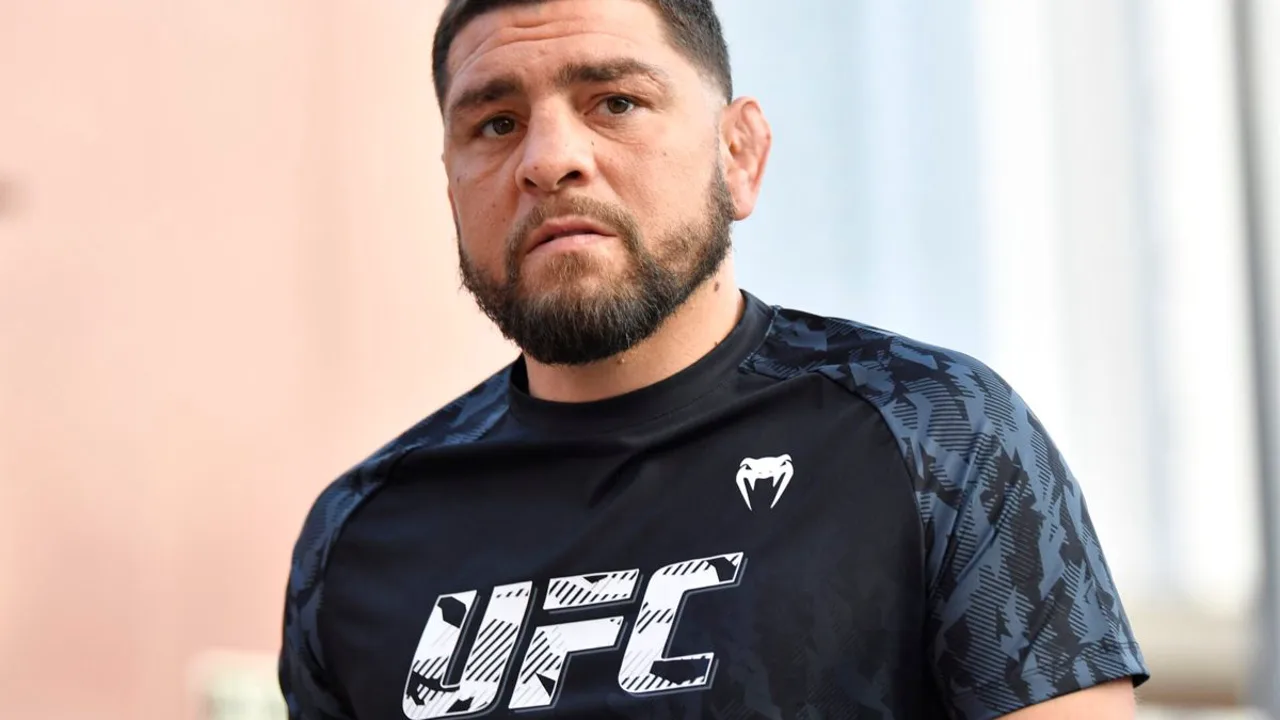 Nick Diaz no octógono do UFC, com luvas levantadas, expressão concentrada antes de uma luta