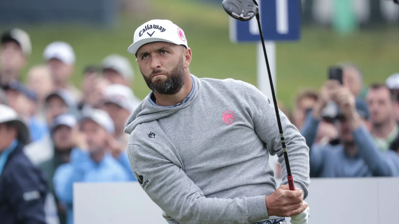 Jon Rahm concentrado antes de uma tacada decisiva no Aronimink Golf Club durante o PGA Championship 2026