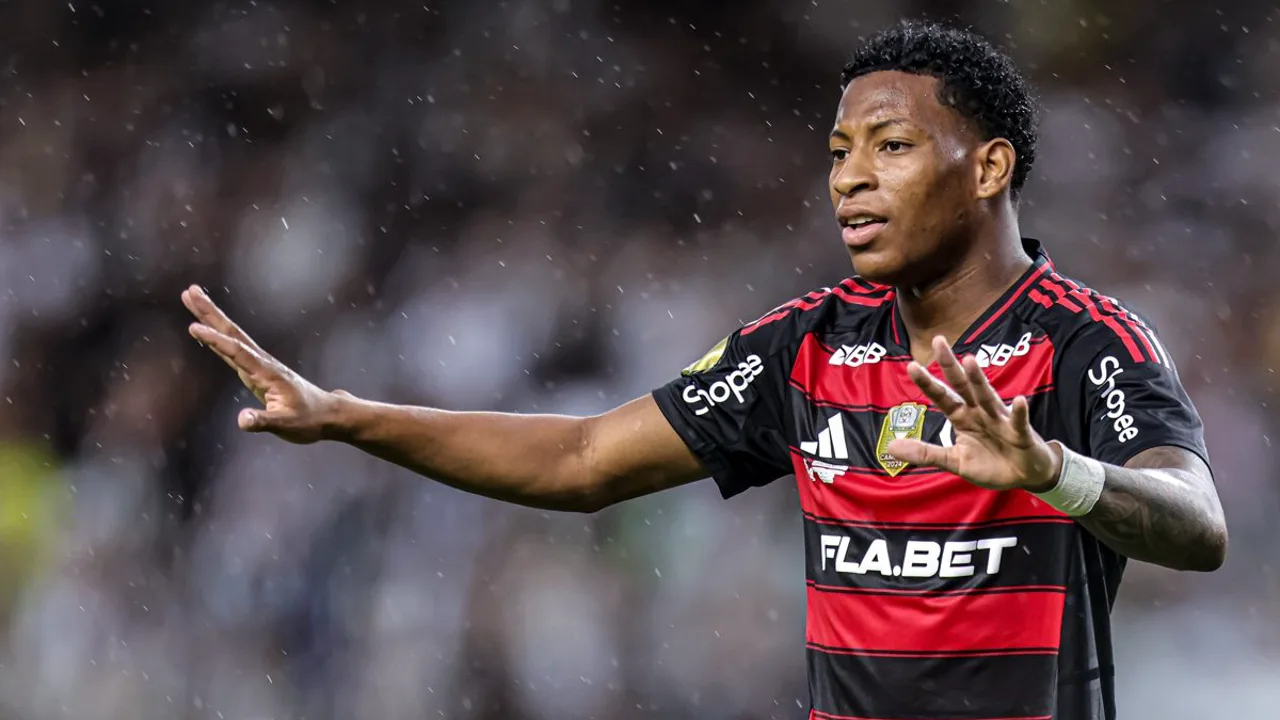 Gonzalo Plata com a camisa do Flamengo em campo durante partida do Campeonato Brasileiro