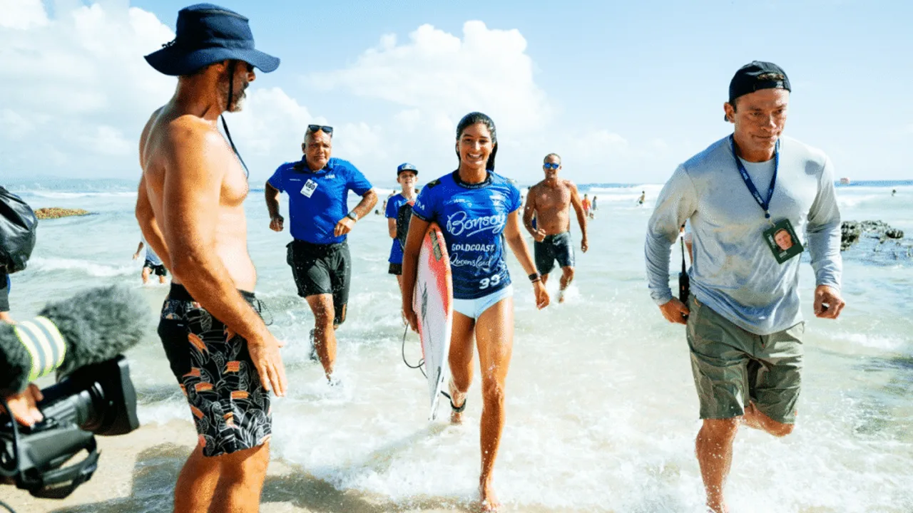 Luana Silva com a lycra amarela de líder do ranking feminino da WSL em Gold Coast, Austrália