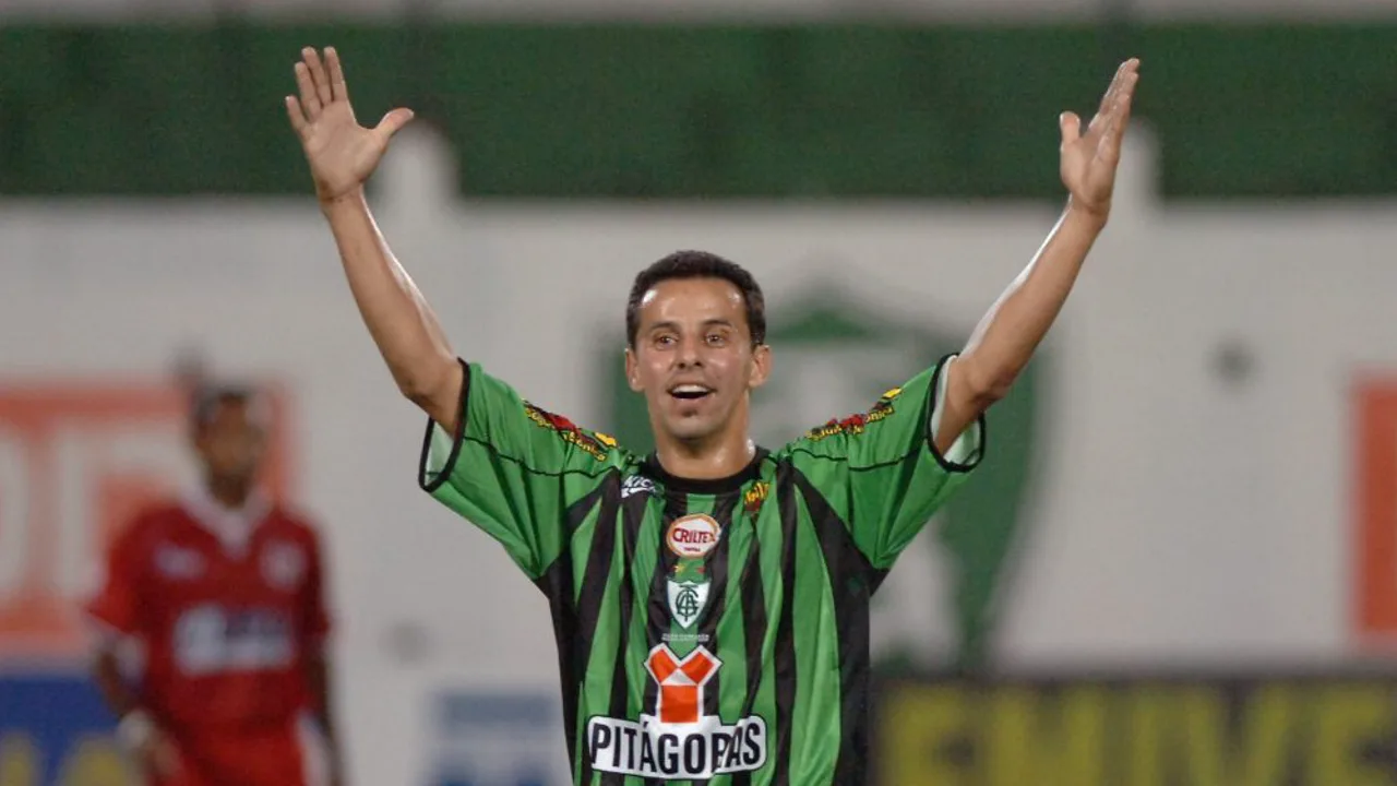 Euller com a camisa do América-MG em campo, símbolo do apelido Filho do Vento criado por Milton Naves