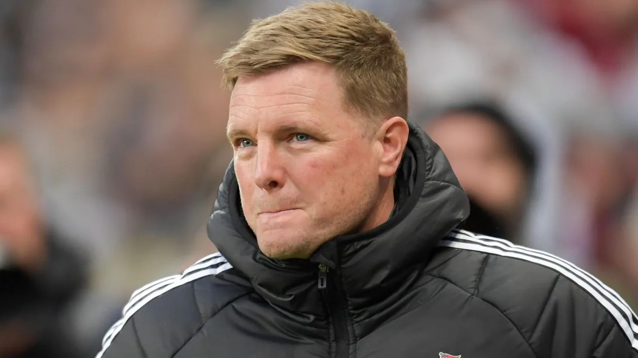 Eddie Howe, treinador do Newcastle United, observa o jogo na beira do campo na Premier League