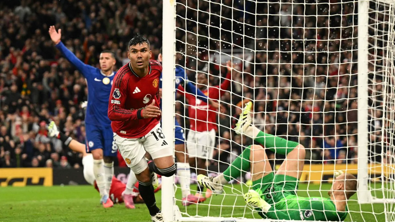 Casemiro comemora gol de cabeça com a camisa do Manchester United em Old Trafford