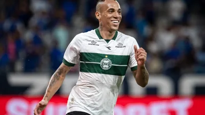 Coritiba arrasa o Santos por 3 a 0 com dobradinha de Breno Lopes na Arena Corinthians