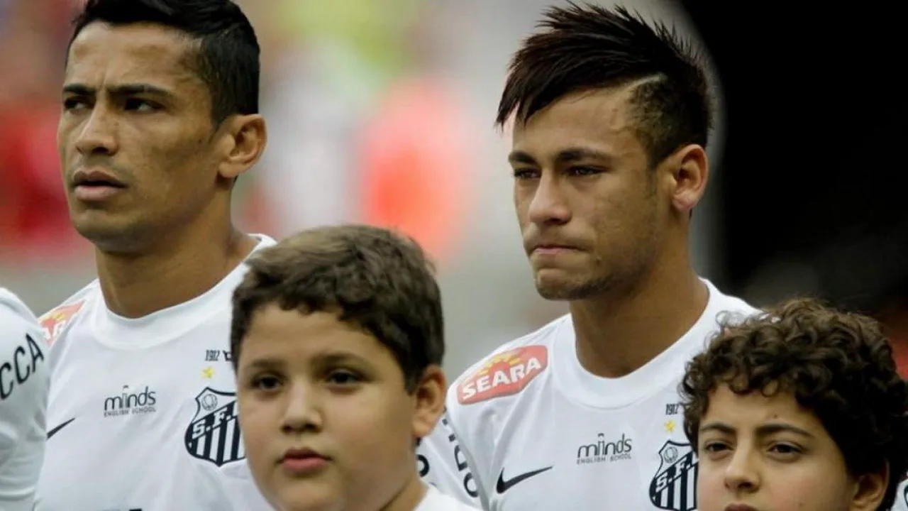 Neymar com os olhos fechados e lágrimas no rosto durante o hino nacional brasileiro em estádio lotado