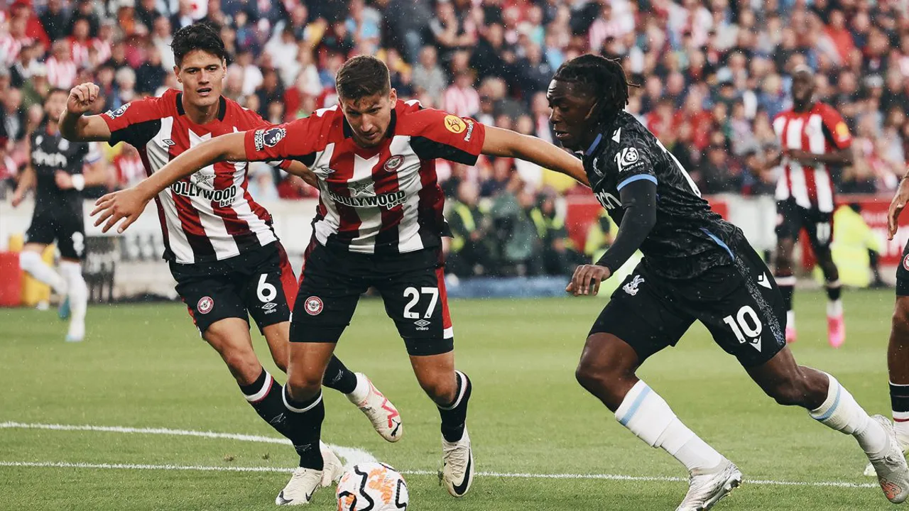 Jogadores do Crystal Palace e Brentford disputando bola no Gtech Community Stadium pela Premier League