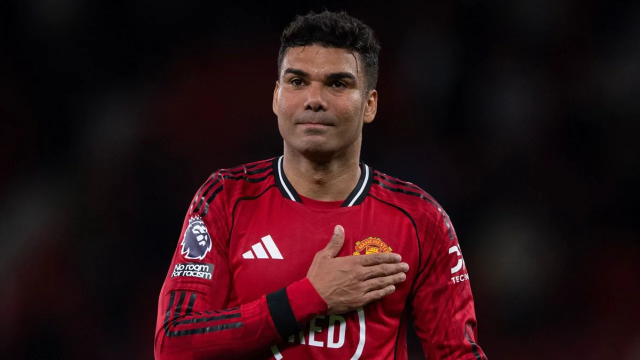Casemiro reverencia a torcida do Manchester United em Old Trafford em sua despedida pelo clube