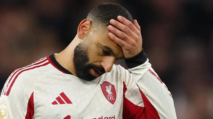 Mohamed Salah e Rodrigo Muniz em campo pela Premier League 2025/2026, atacantes em posições de finalização