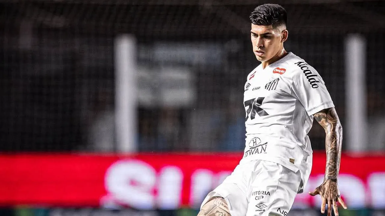 Adonis Frias comemora gol pelo Santos FC na Vila Belmiro contra o Red Bull Bragantino