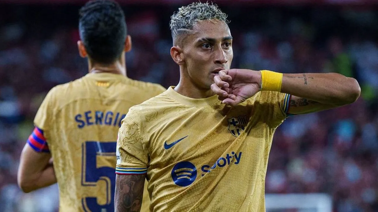 Raphinha e Antony em campo pela La Liga, com as camisas do Barcelona e Real Betis