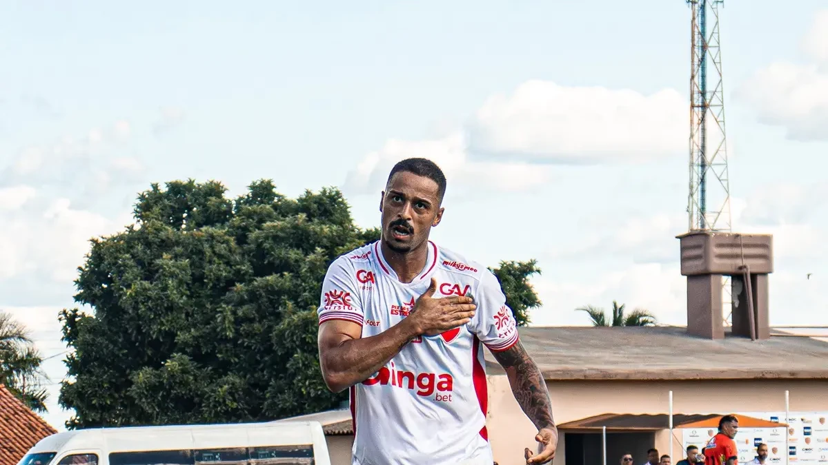 A assinatura técnica que o identifica Dellatorre e a camisa 49 que um atacante