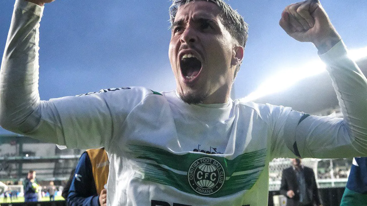 Josué, meia do Coritiba, com a camisa 10 durante partida do Brasileirão Série A em 2026