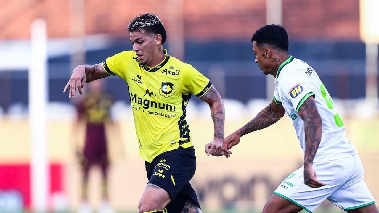 Jogadores do América-RN e Laguna em disputa de bola na Arena América pela Série D do Brasileirão 2026
