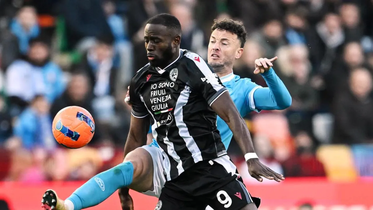 Keinan Davis com a camisa da Udinese em jogo da Serie A italiana