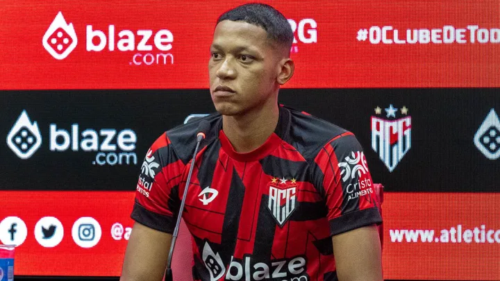 Adriano Martins, zagueiro do Atlético Goianiense, em disputa de bola durante partida da Série B 2026