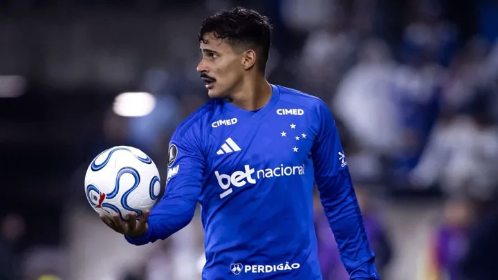 Kaiki Bruno da Silva, zagueiro do Cruzeiro, com a camisa 6 em partida do Brasileirão Série A 2026