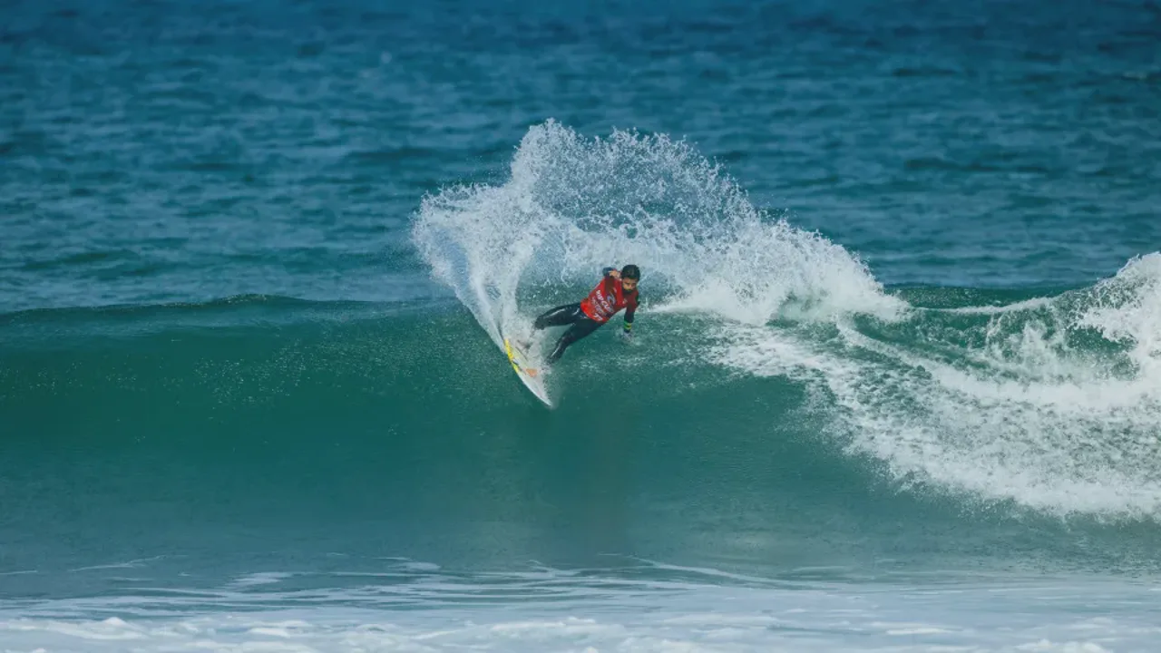 Gabriel Medina e Filipe Toledo disputam bateria nas ondas de Raglan, Nova Zelândia, pela WSL 2026