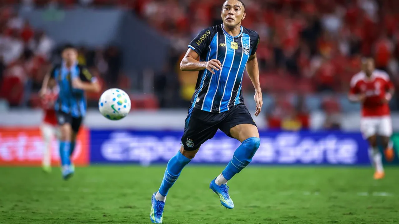 Malcom com a camisa do Al-Hilal em campo durante partida da Saudi Pro League em 2026