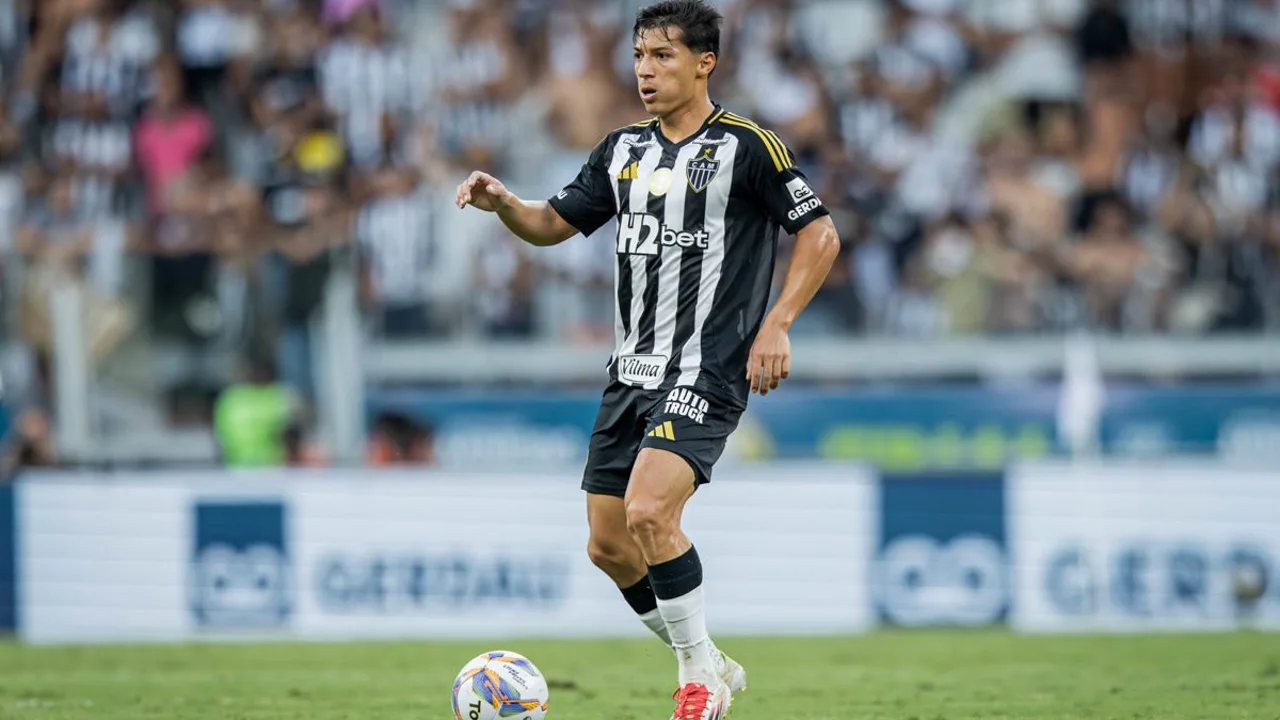Árbitro Raphael Claus aponta para a marca do pênalti durante partida da Copa do Brasil