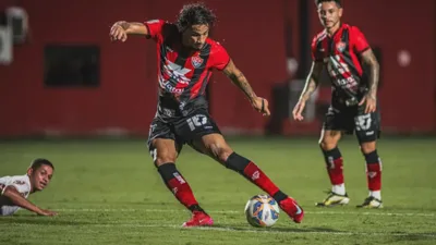Vitória não perde há 17 jogos e lidera a invencibilidade do Brasileirão