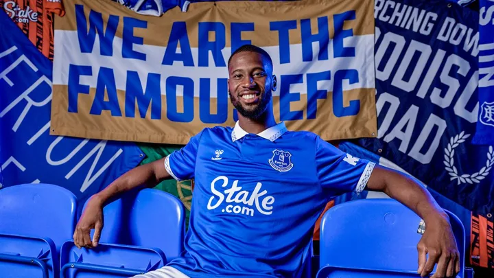 Beto, centroavante português do Everton, em ação durante partida da Premier League 2025/2026