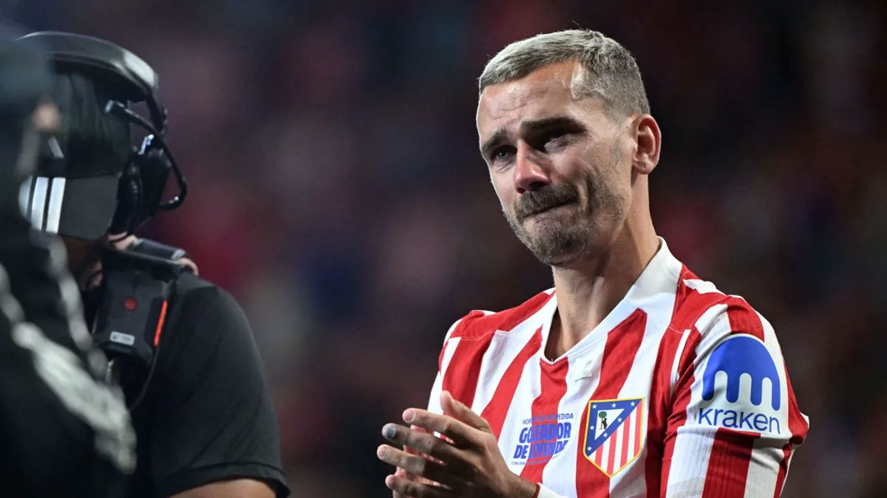Antoine Griezmann se despede da torcida do Atlético de Madrid no Estádio Metropolitano após última partida em casa