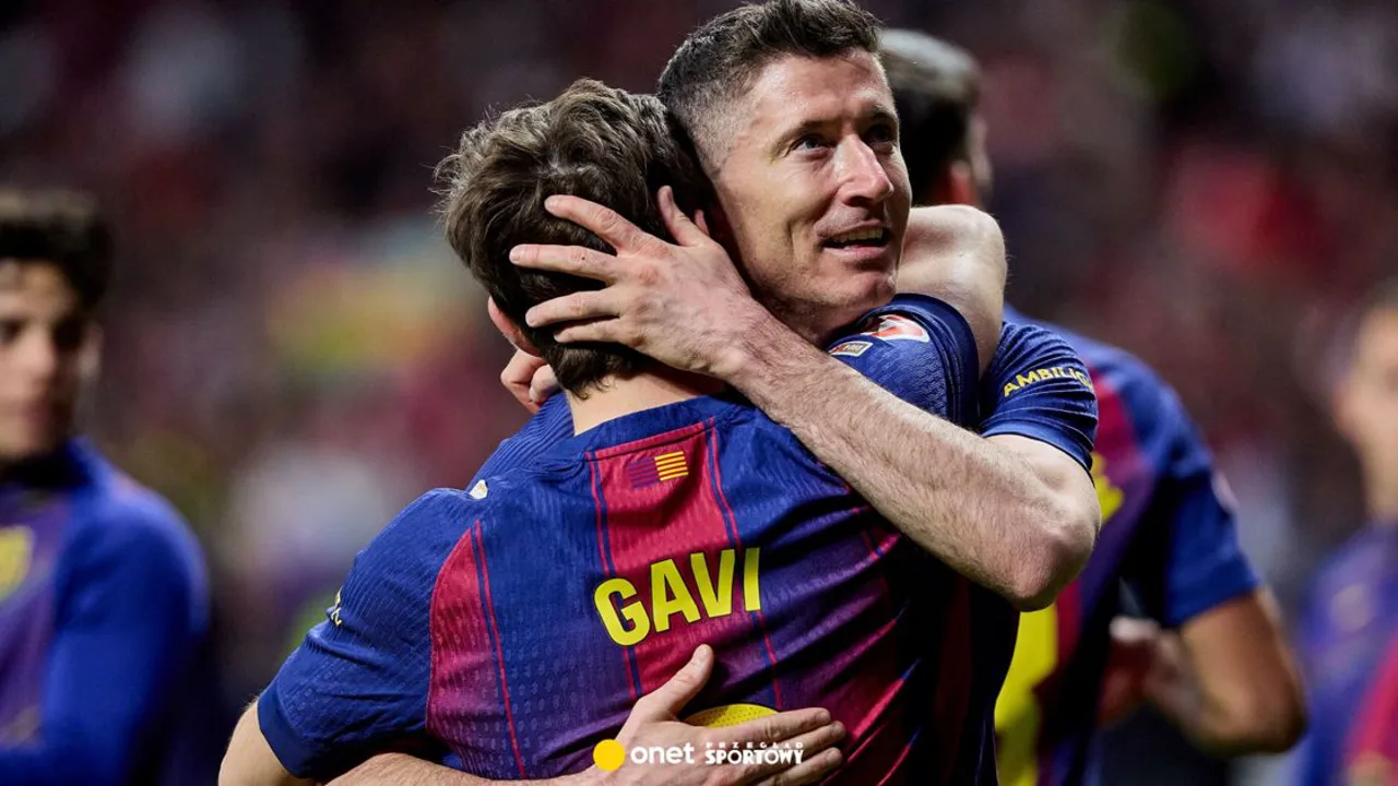 Robert Lewandowski com a camisa do Barcelona comemorando gol no Spotify Camp Nou