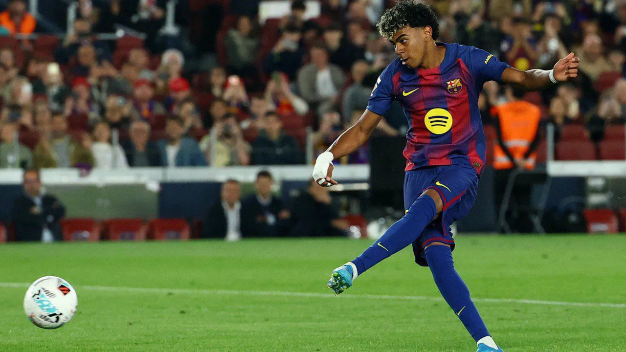 Equipes médicas atendem torcedor nas arquibancadas do Camp Nou durante partida do Barcelona na La Liga