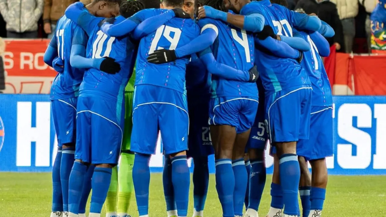 Jogadores do Haiti comemorando classificação para a Copa do Mundo 2026 em campo neutro