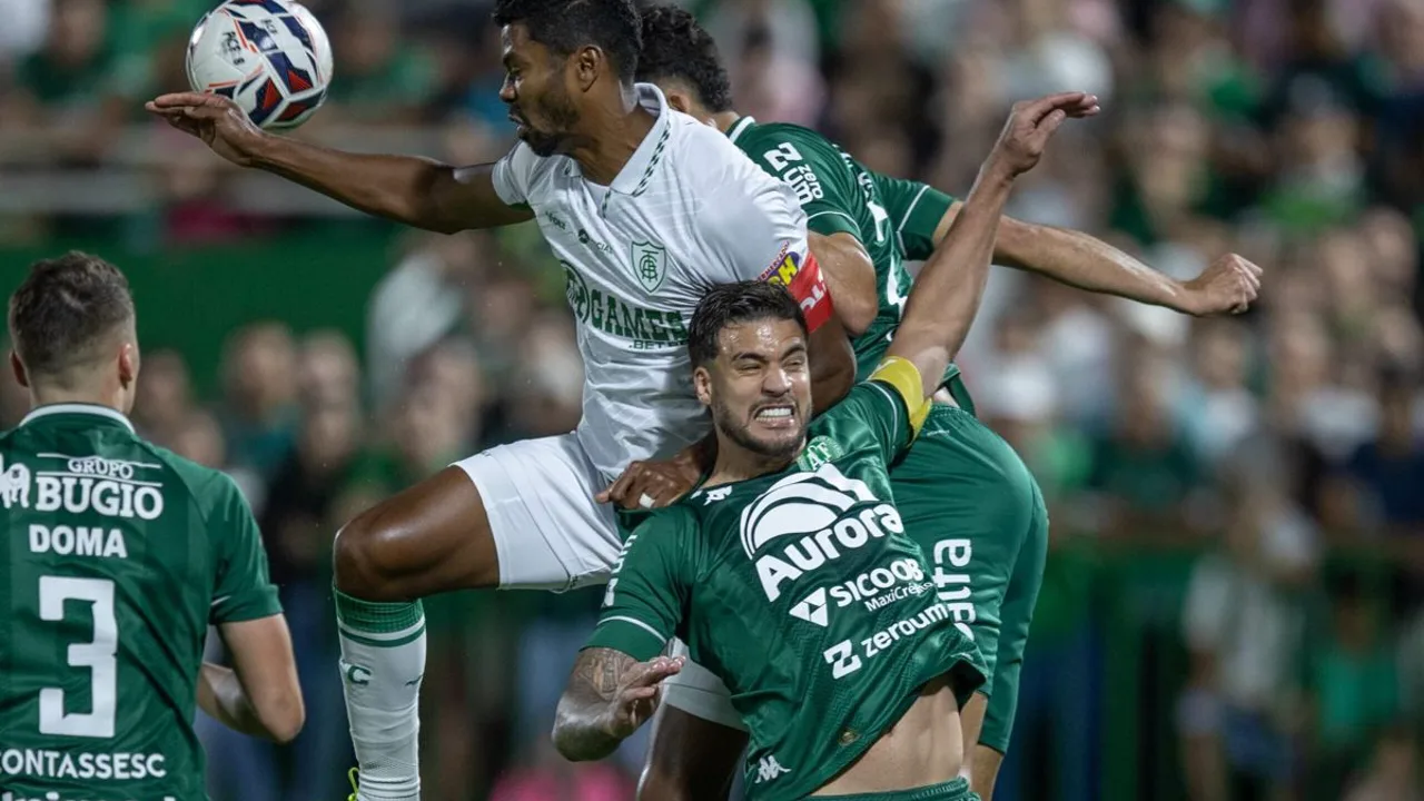 Jogadores de Chapecoense e Remo disputam bola na Arena Condá pelo Brasileirão Série A 2026