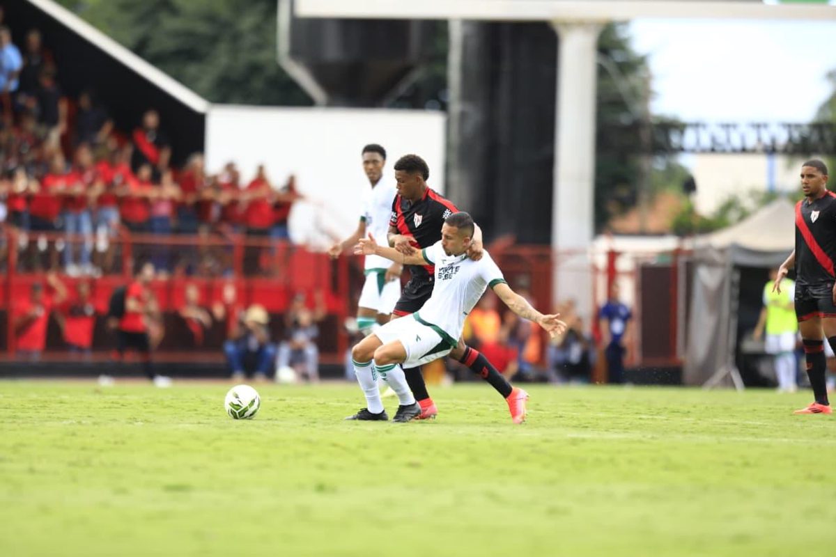 O time mandante entrou pensando em Criciúma e Atlético Goianiense dividem p