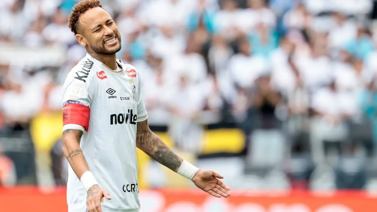 Neymar segura papel de substituição na beira do campo durante Santos x Coritiba pelo Brasileirão 2026