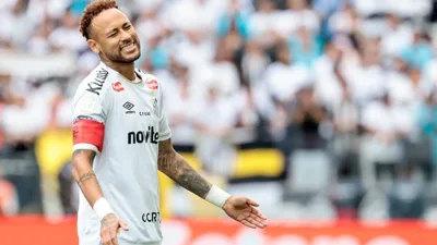 O quarto árbitro errou o nome e Neymar mostrou o papel — Ancelotti viu tudo