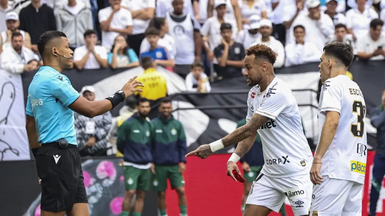 Neymar exibe papeleta da substituição para câmeras após ser retirado de campo contra o Coritiba