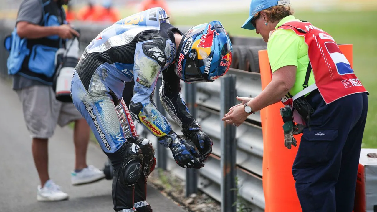 Álex Márquez sendo atendido após queda no GP da Catalunha de MotoGP, com moto destruída na pista