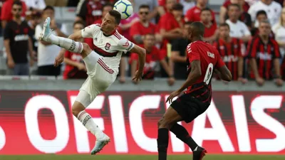 Pedro salva o Flamengo um minuto depois de Viveros parar na trave