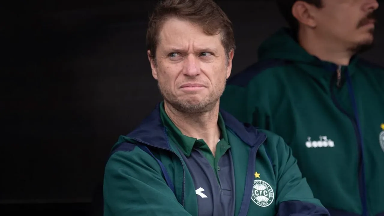Fernando Seabra, técnico do Coritiba, gesticulando na beira do campo durante vitória por 3 a 0 sobre o Santos no Neo Química Arena