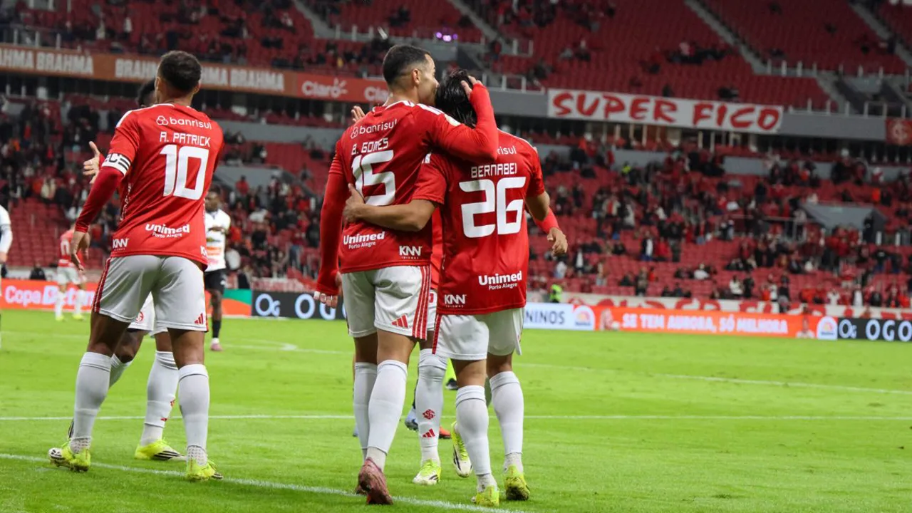 Antoine Griezmann emocionado com microfone no Civitas Metropolitano durante cerimônia de despedida do Atlético de Madrid