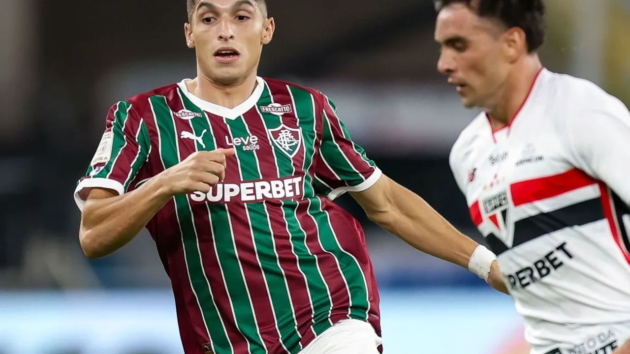 Torcida do Fluminense no Maracanã em noite de Libertadores com mosaico tricolor nas arquibancadas