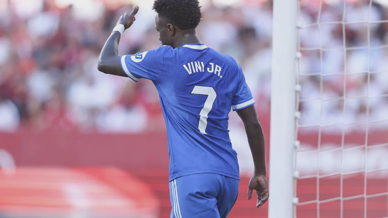 Vinicius Júnior comemorando gol no Estádio Ramón Sánchez Pizjuán pelo Real Madrid contra o Sevilla