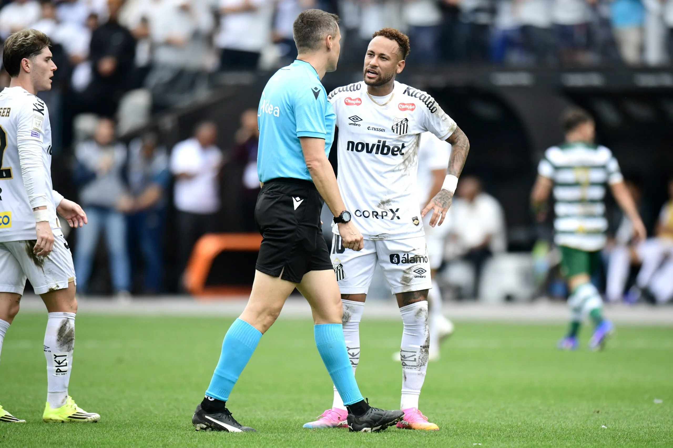 Neymar em 2026 — o corpo que tarda, o argumento que persiste O relógio de Romári