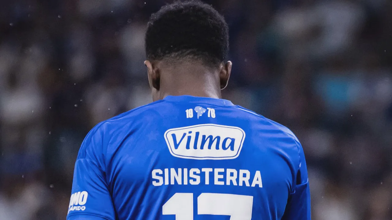 Jogadores do Cruzeiro e Boca Juniors disputam bola em La Bombonera pela Libertadores 2026