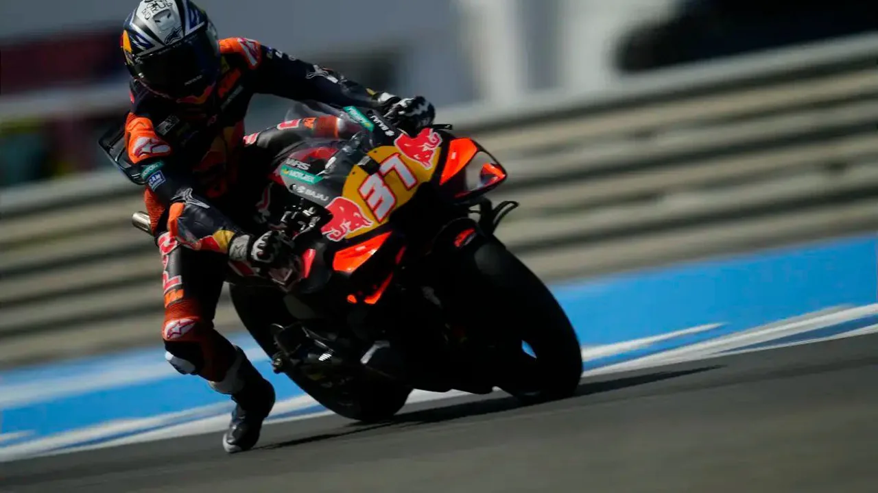 Pedro Acosta e Jorge Martín no paddock da MotoGP após o GP da Catalunha em Barcelona-Catalunya