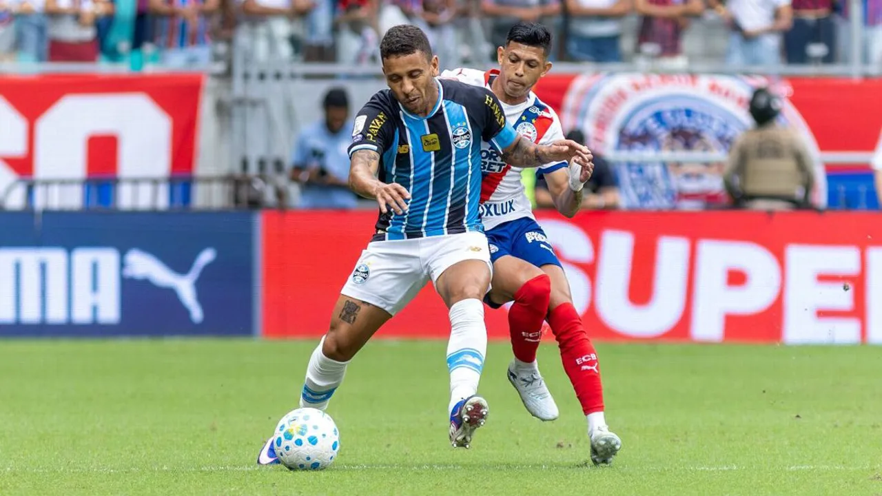 Torcida do Bahia protesta com faixas na Arena Fonte Nova durante partida contra o Grêmio pelo Brasileirão