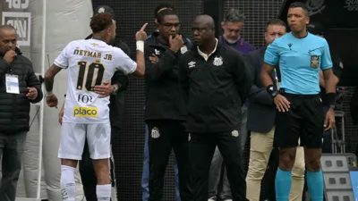 O banco do Santos não sabia quem tirar e Neymar pagou o preço