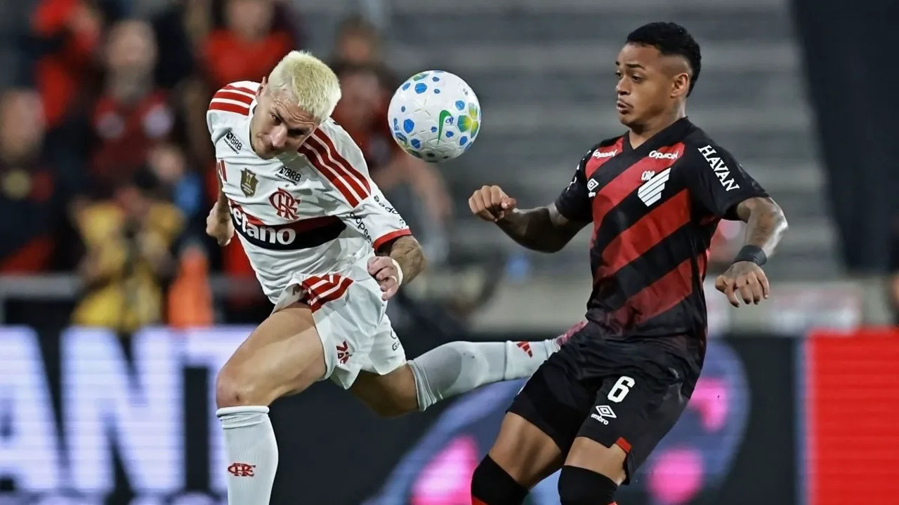 Jogadores do Flamengo em campo no gramado sintético da Arena da Baixada durante partida pelo Brasileirão 2026